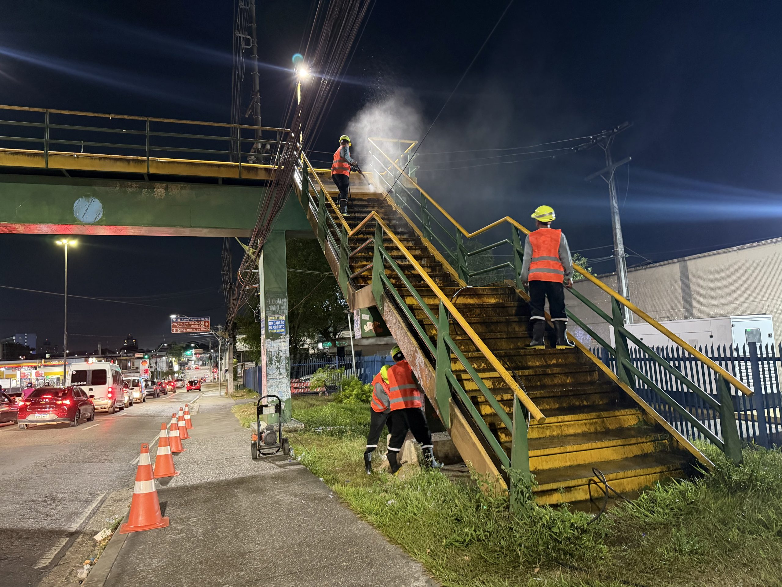 Prefeitura de Manaus inicia revitalização da passarela da avenida Pedro Teixeira em mais uma frente de obras noturnas