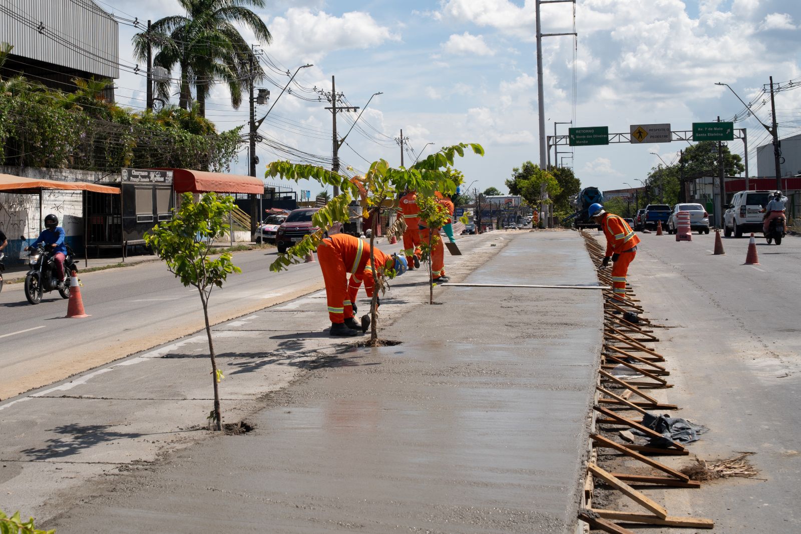Prefeitura de Manaus avança na modernização de 10 corredores viários e transforma canteiros centrais em espaços mais seguros e acessíveis