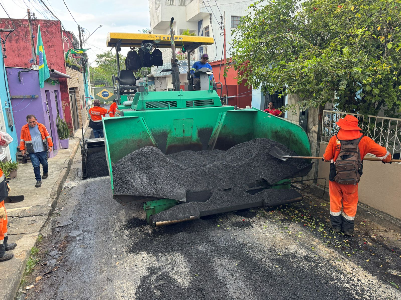 Prefeitura de Manaus aplica 100 toneladas de asfalto e transforma mobilidade no bairro da União