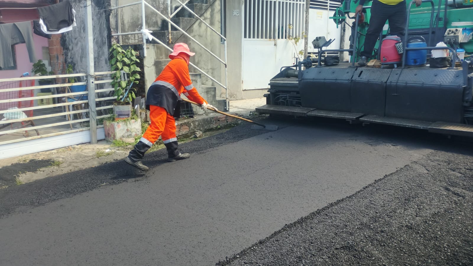 Prefeitura de Manaus avança com recapeamento no bairro Parque 10 de Novembro e aplica 100 toneladas de asfalto para renovar importante via da zona Centro-Sul