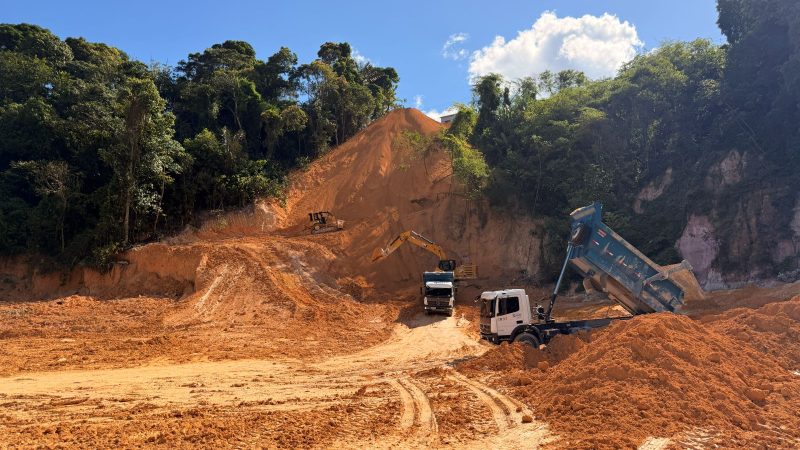 Prefeitura de Manaus avança em obra de contenção de erosão na rua Topázio e reforça segurança no bairro Jorge Teixeira
