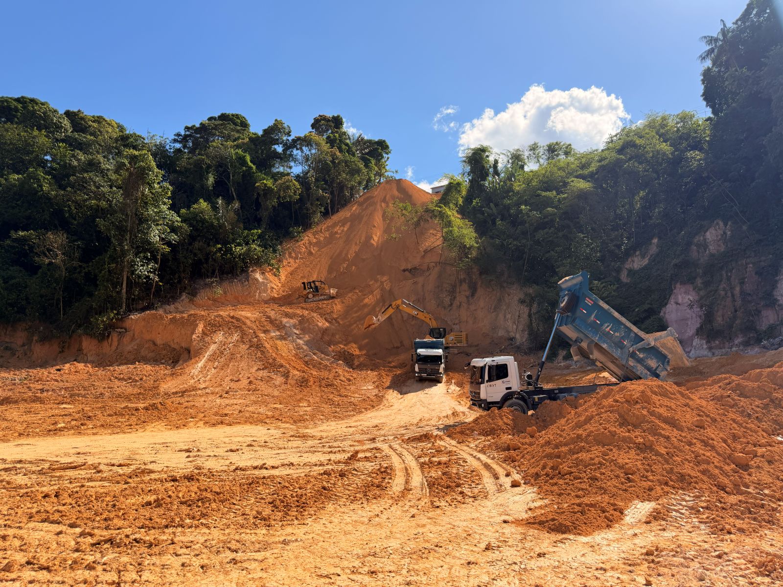 Prefeitura de Manaus avança em obra de contenção de erosão na rua Topázio e reforça segurança no bairro Jorge Teixeira