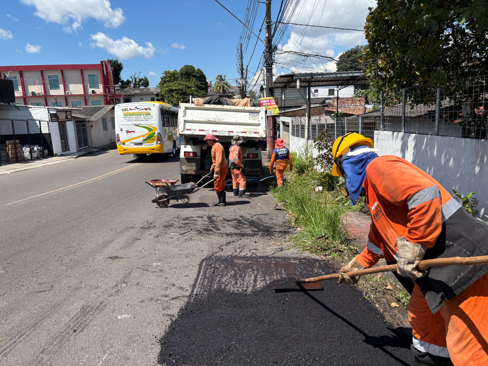 Prefeitura de Manaus intensifica operação ‘Tapa-Buracos’ e revitaliza avenida principal do conjunto Ajuricaba