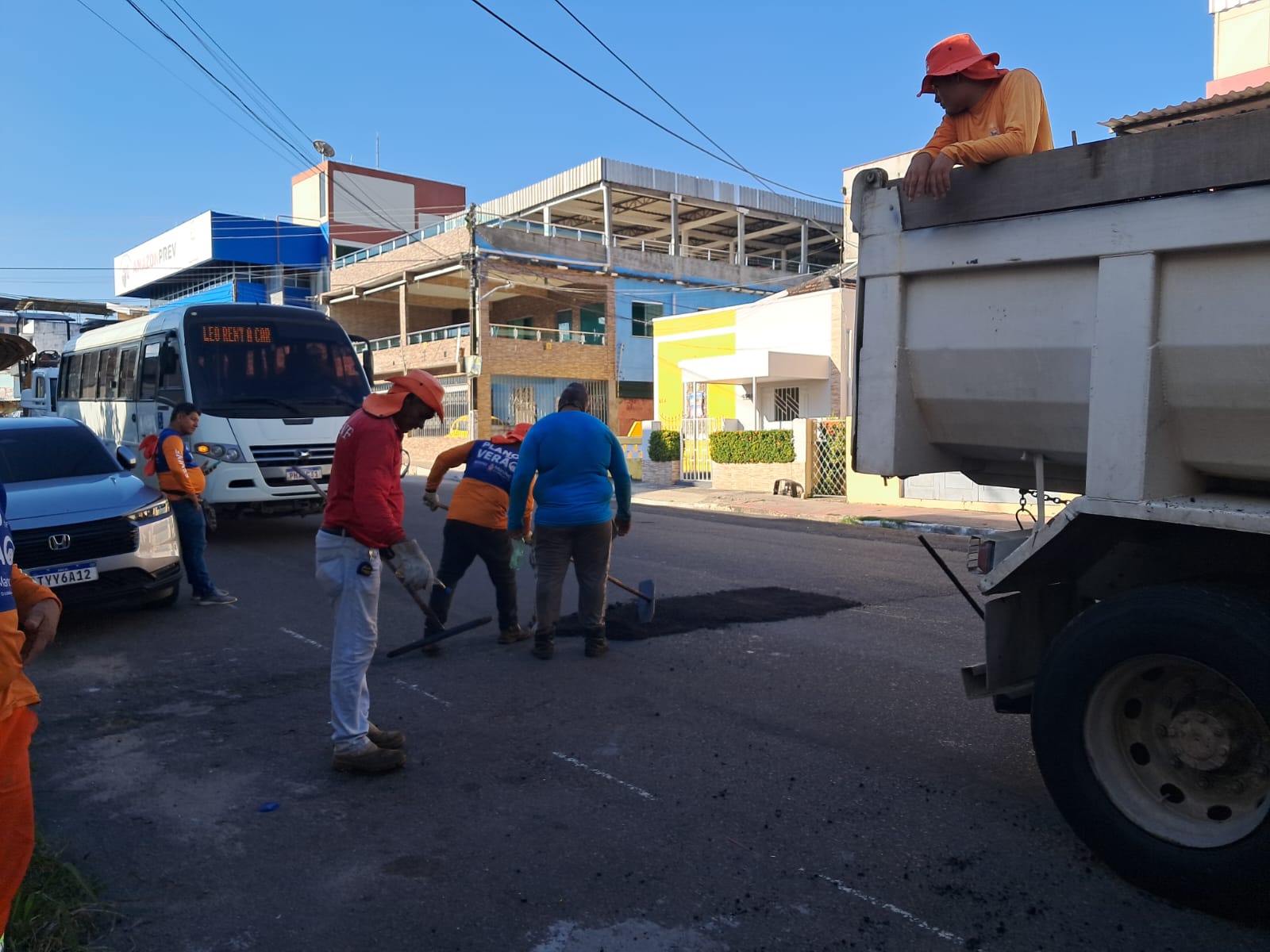 Prefeitura intensifica manutenção asfáltica na avenida Visconde de Porto Alegre e garante melhores condições de trafegabilidade na área