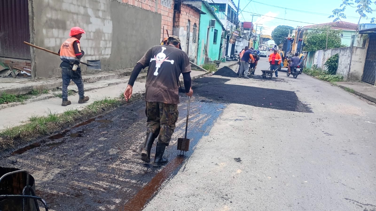 Prefeitura de Manaus intensifica operação ‘Tapa-Buracos’ no bairro Cidade de Deus e reforça recuperação da malha viária