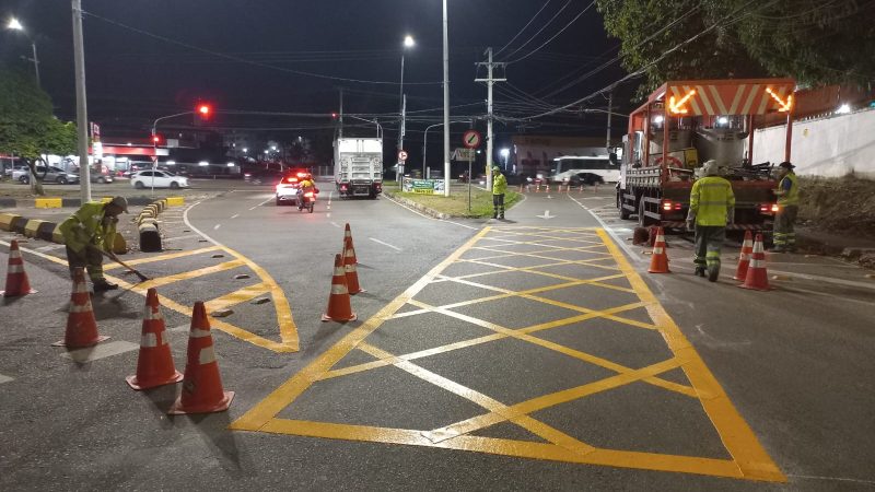 Prefeitura de Manaus reforça sinalização em complexos viários e importantes corredores da capital