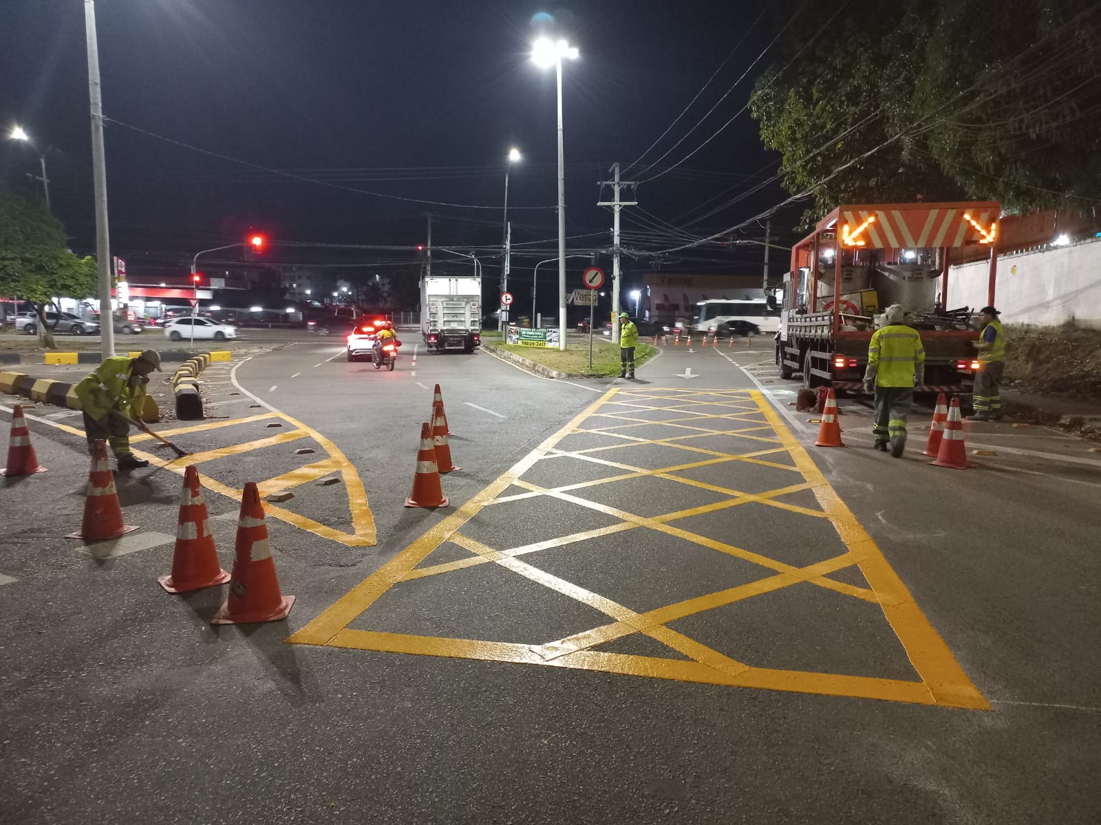 Prefeitura de Manaus reforça sinalização em complexos viários e importantes corredores da capital