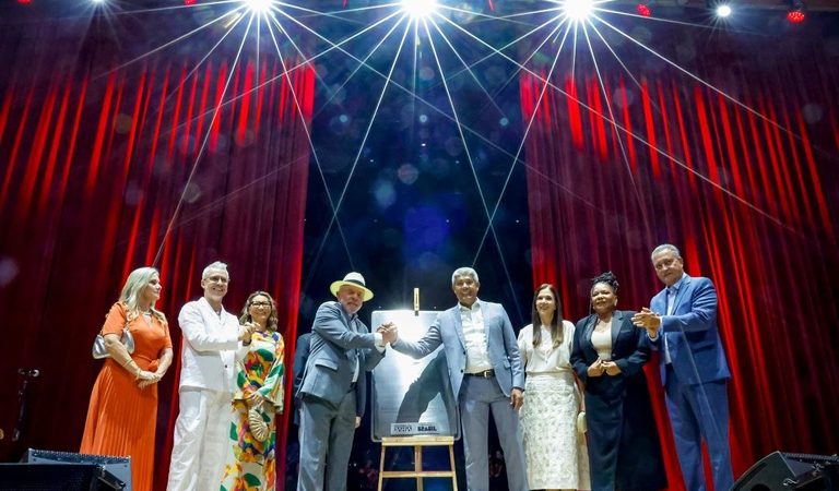 Lula participa da reinauguração do novo Teatro Castro Alves, em Salvador (BA)