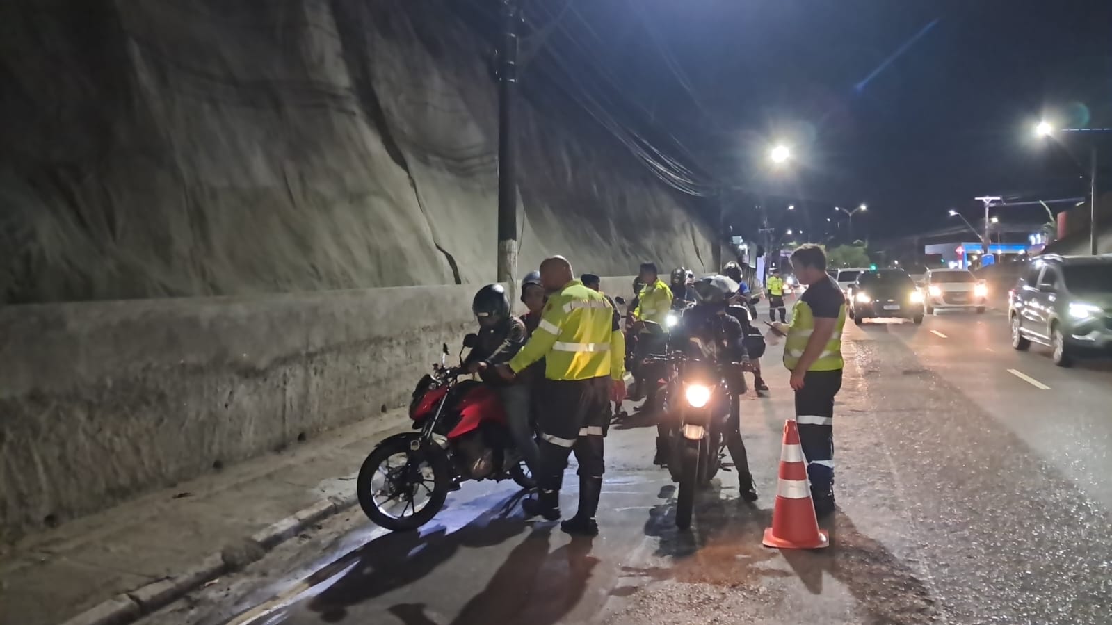 Prefeitura remove 14 veículos irregulares e registra 74 autuações neste domingo, 5/7