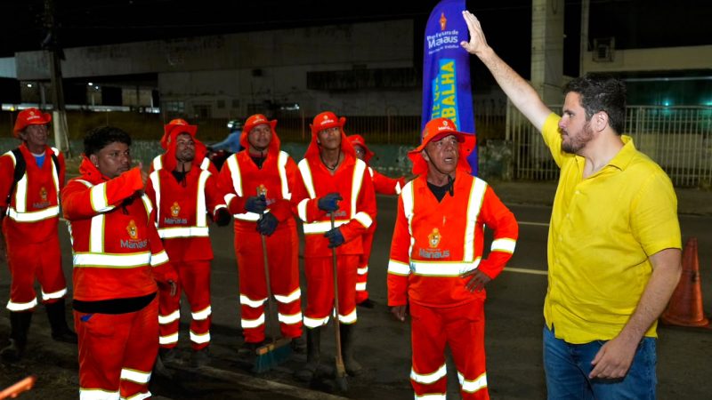 À meia-noite, prefeito Renato Junior mobiliza limpeza, asfaltamento e assina ordens de serviço para reforma de passarelas, viadutos e canteiros centrais em Manaus