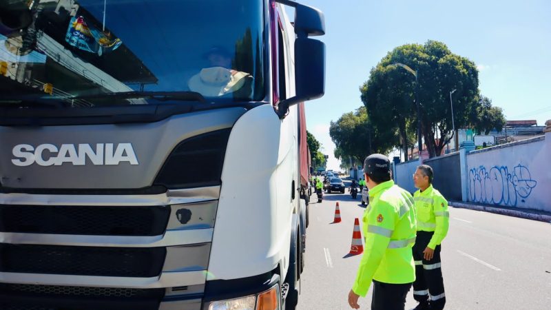 Operação ‘Carga Pesada’ da prefeitura resulta em 13 veículos retidos na zona Sul de Manaus