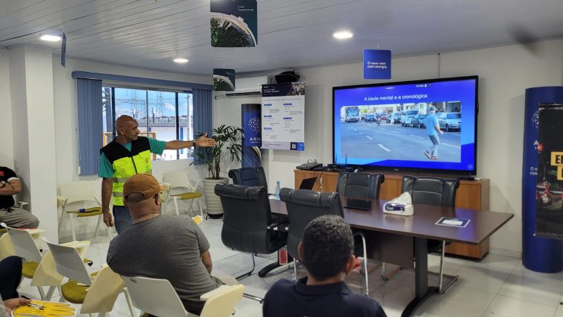Prefeitura de Manaus oferece palestra a motoristas de empresa de energia durante ação ‘Condutor Consciente’
