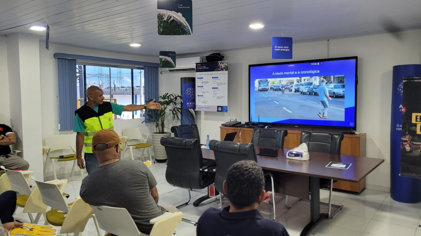 Prefeitura de Manaus oferece palestra a motoristas de empresa de energia durante ação ‘Condutor Consciente’