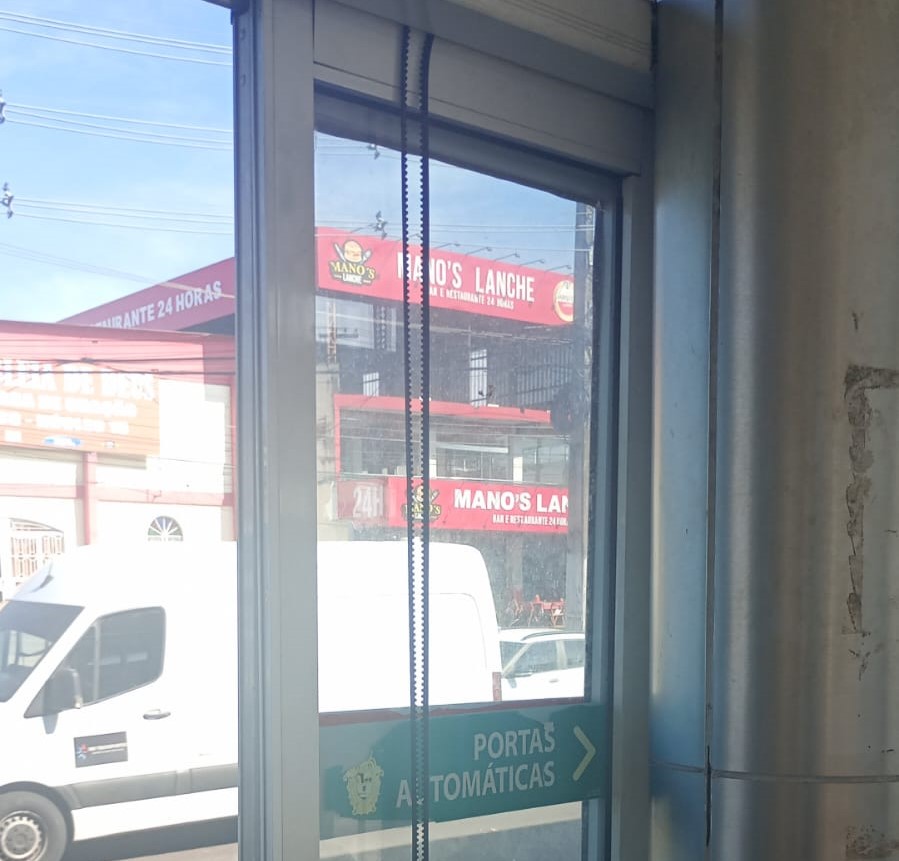 Prefeitura de Manaus alerta para prejuízos causados por vandalismo em portas automáticas de terminais e estações de ônibus
