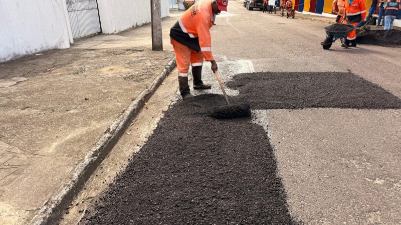 Prefeitura de Manaus intensifica operação ‘Tapa-Buracos’ em importante via do bairro Dom Pedro e reforça a segurança no trânsito