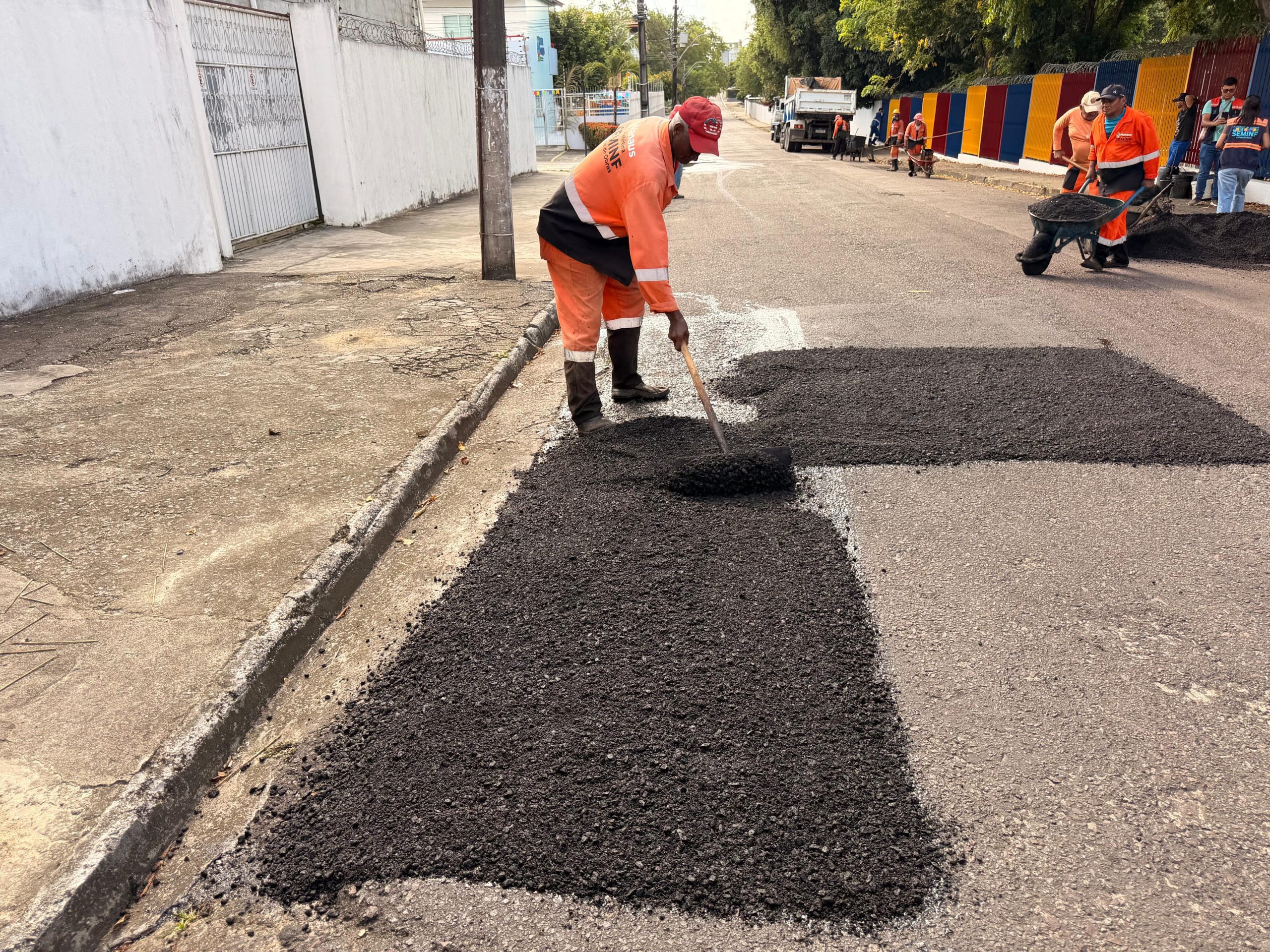 Prefeitura de Manaus intensifica operação ‘Tapa-Buracos’ em importante via do bairro Dom Pedro e reforça a segurança no trânsito
