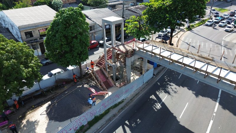 Prefeitura avança na construção da passarela Santos Dumont e reforça segurança para milhares de pedestres na Torquato Tapajós
