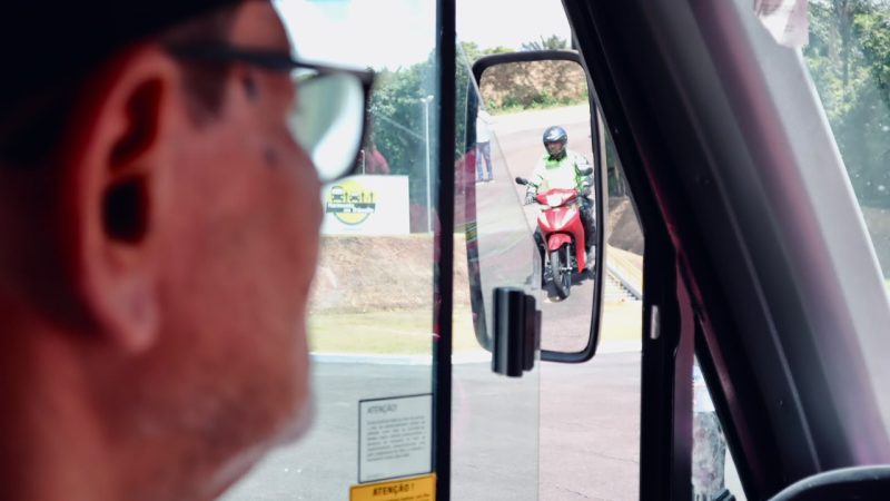 Prefeitura de Manaus promove orientação sobre segurança no trânsito para funcionários de empresas de ônibus