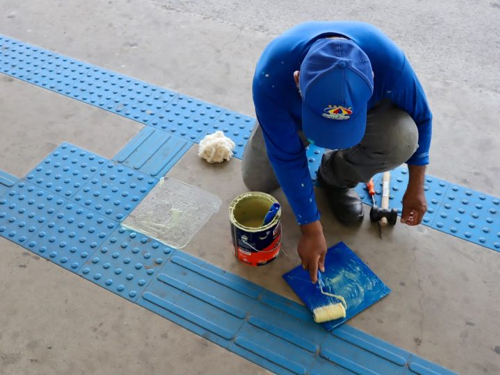 Prefeitura de Manaus inicia reposição de piso tátil no Terminal de Integração 1 para reforçar acessibilidade
