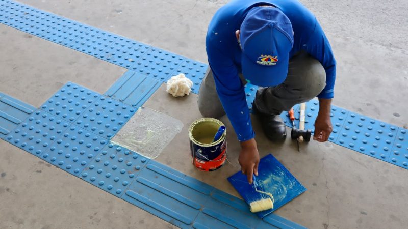 Prefeitura de Manaus inicia reposição de piso tátil no Terminal de Integração 1 para reforçar acessibilidade