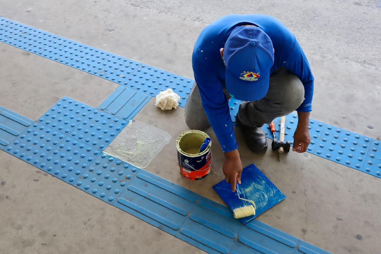 Prefeitura de Manaus inicia reposição de piso tátil no Terminal de Integração 1 para reforçar acessibilidade