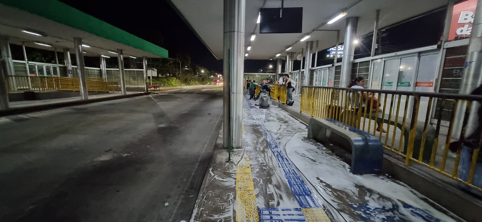 Prefeitura de Manaus realiza lavagem e higienização da Estação Santos Dumont para garantir mais conforto aos usuários