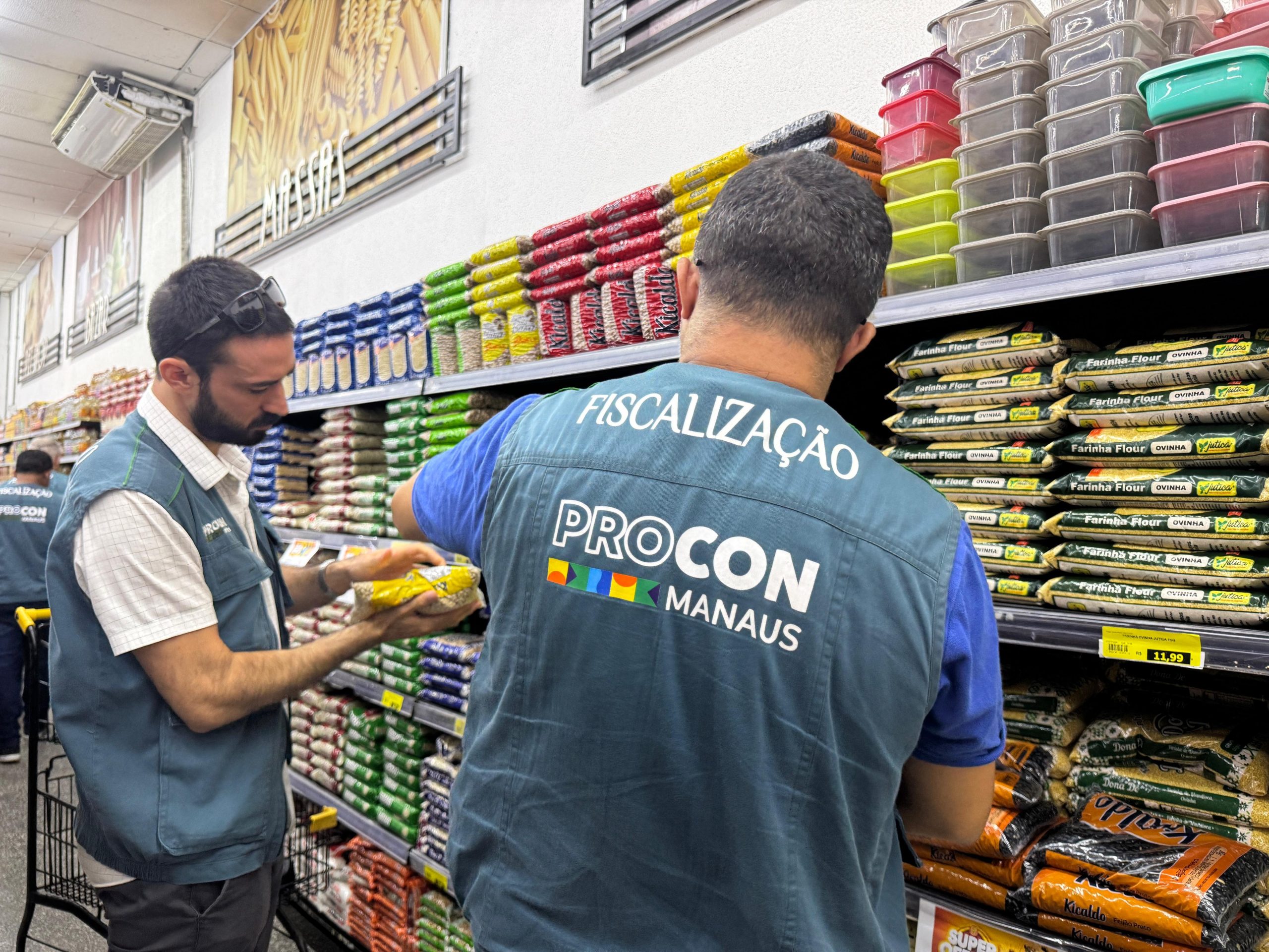Operação do Procon Manaus apreende mais de 650 produtos impróprios em supermercados da capital