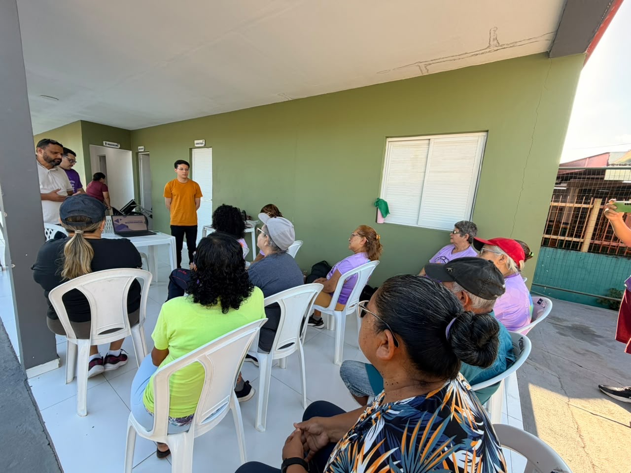 Prefeitura de Manaus orienta pessoas idosas da zona Norte sobre prevenção a golpes virtuais