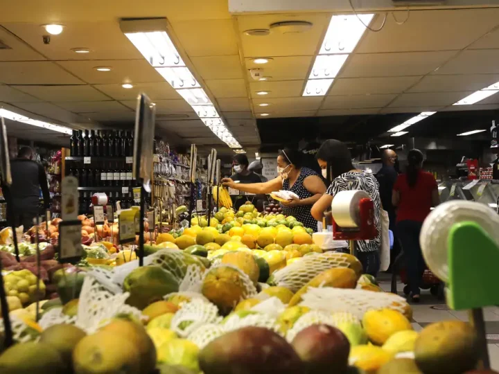Preços ao consumidor caem em junho na comparação com maio e com o ano passado