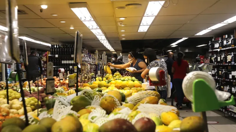 Preços ao consumidor caem em junho na comparação com maio e com o ano passado
