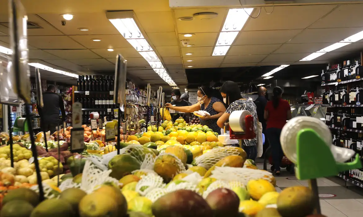 Preços ao consumidor caem em junho na comparação com maio e com o ano passado