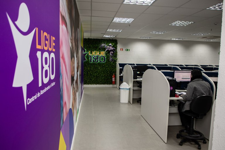 Senado aprova projeto sobre divulgação da Central de Atendimento à Mulher – Ligue 180