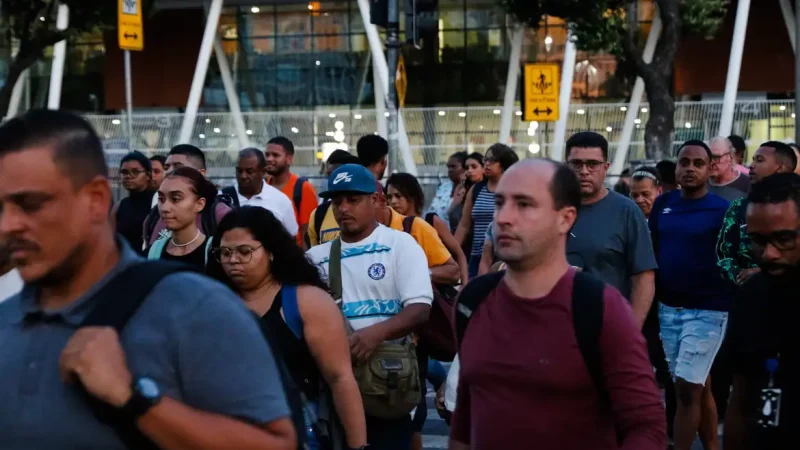 Desemprego cai e fica em 5,4% no trimestre encerrado em junho