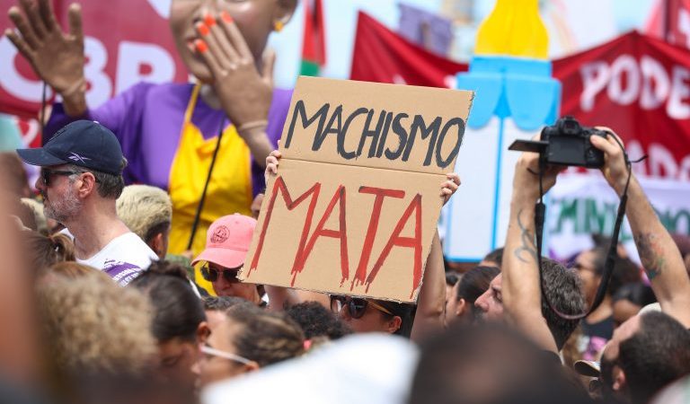 Decreto define crimes e prazo para plataformas digitais retirarem do ar conteúdo misógino