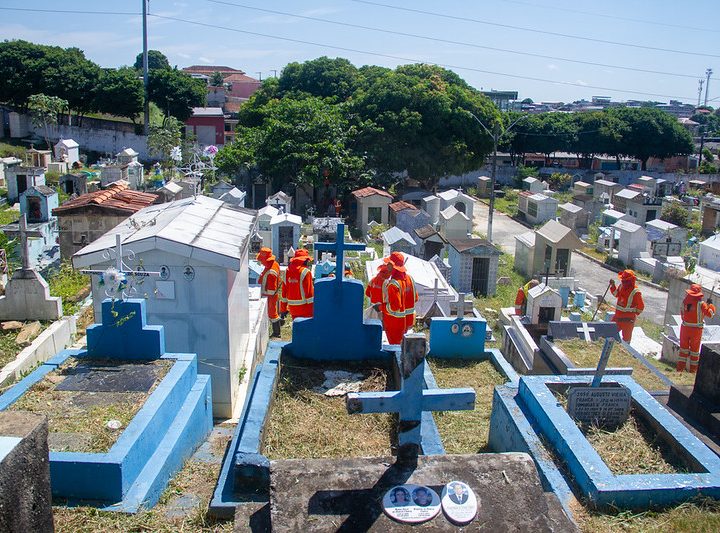 Prefeitura de Manaus intensifica serviços de limpeza nos cemitérios e prepara programação especial para o Dia dos Pais