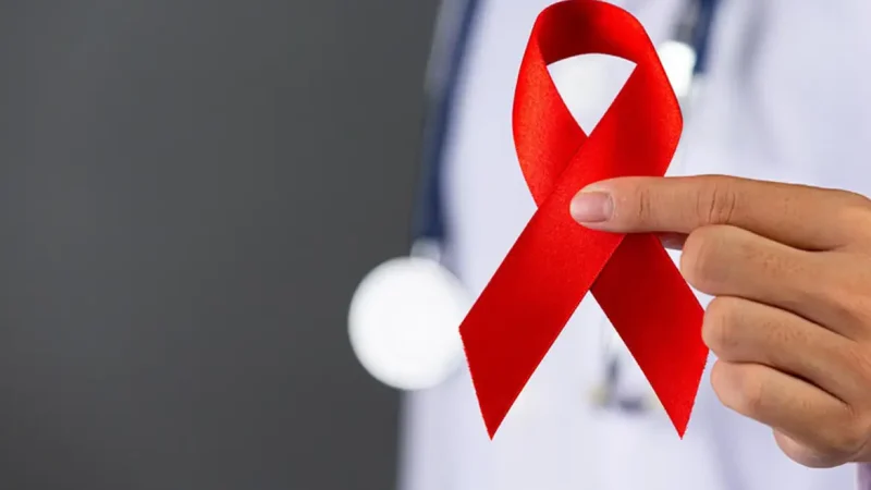 Aumento de infecções por HIV acende alerta; SUS oferece prevenção e cuidados
