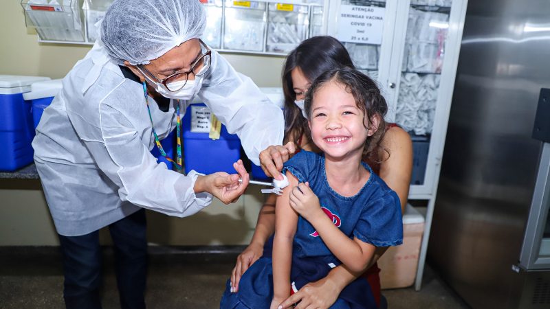 Multivacinação da prefeitura oferta segunda dose de reforço contra pólio para crianças de 4 anos