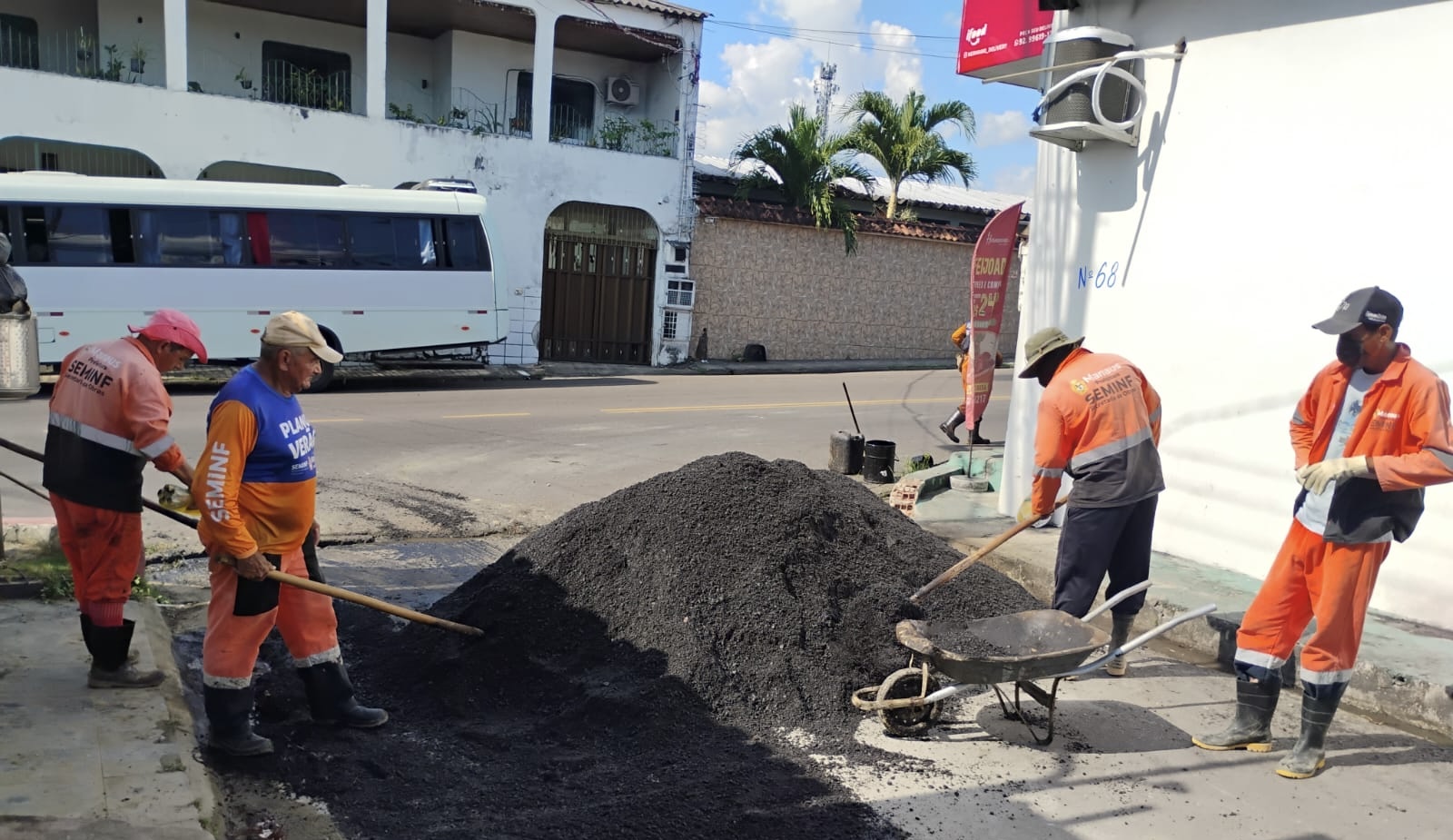 Prefeitura de Manaus atua na recuperação asfáltica e revitalização de mais uma via no conjunto Ajuricaba