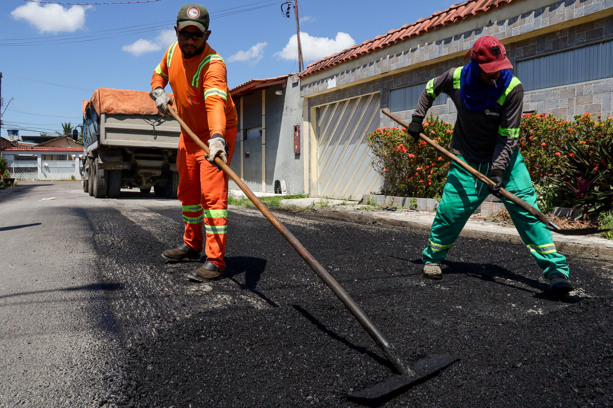 Prefeitura de Manaus intensifica operação “Tapa-Buraco” e aplica 125 toneladas de asfalto no bairro Cidade de Deus, na zona Norte