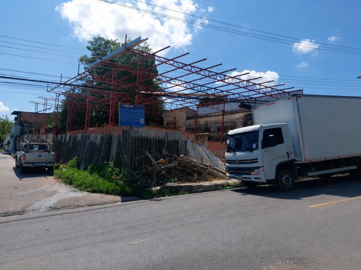 Obra embargada é alvo de nova fiscalização da prefeitura e tem ferramentas apreendidas neste sábado