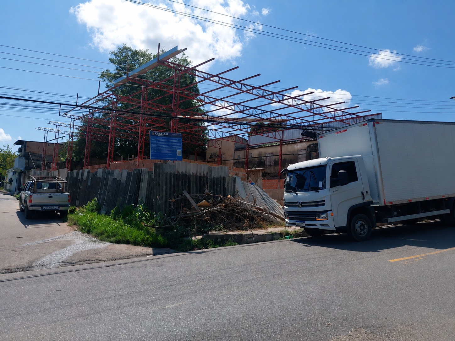 Obra embargada é alvo de nova fiscalização da prefeitura e tem ferramentas apreendidas neste sábado